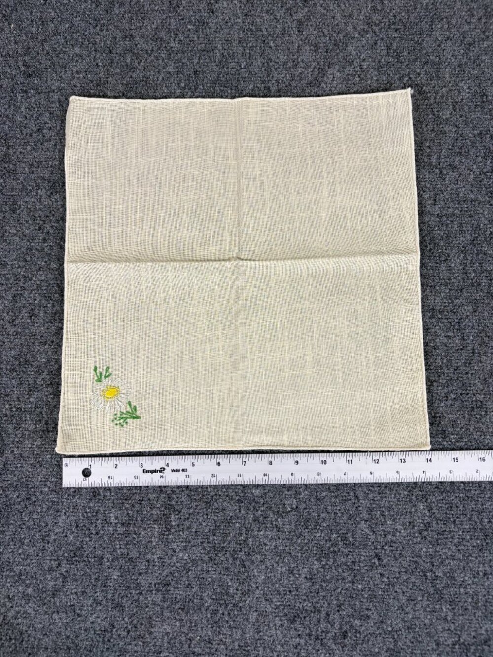 Bucilla Needlecraft ‘Daisy Bouquet’ 8 pc Luncheon Set VTG, Out Of Print #48570 - Picture 2 of 5